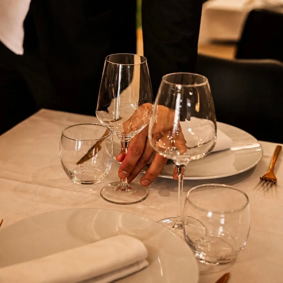 Calici sul tovagliato bianco